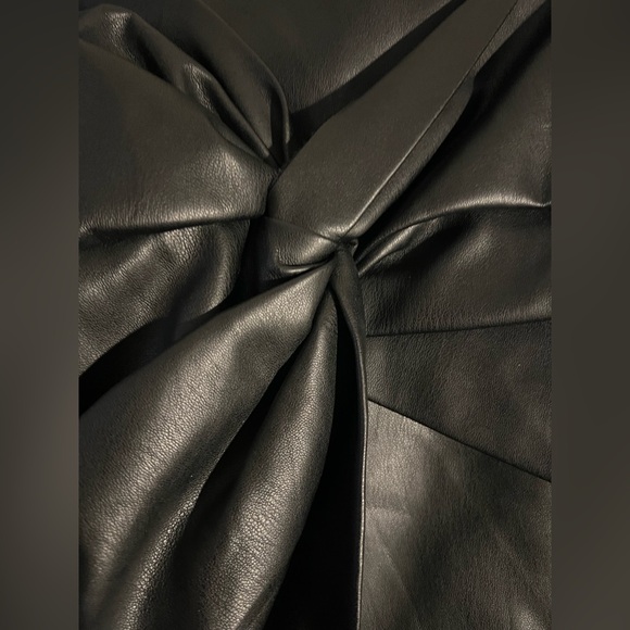 Versona Black Faux Leather Lined Zip-Up Twist-Detail Mini Skirt 6 S - Picture 3 of 8